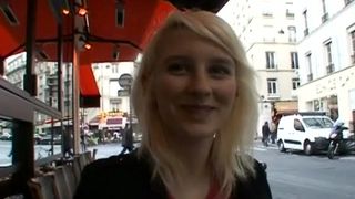 Une jeune amatrice étudiante française défoncée dans la voiture